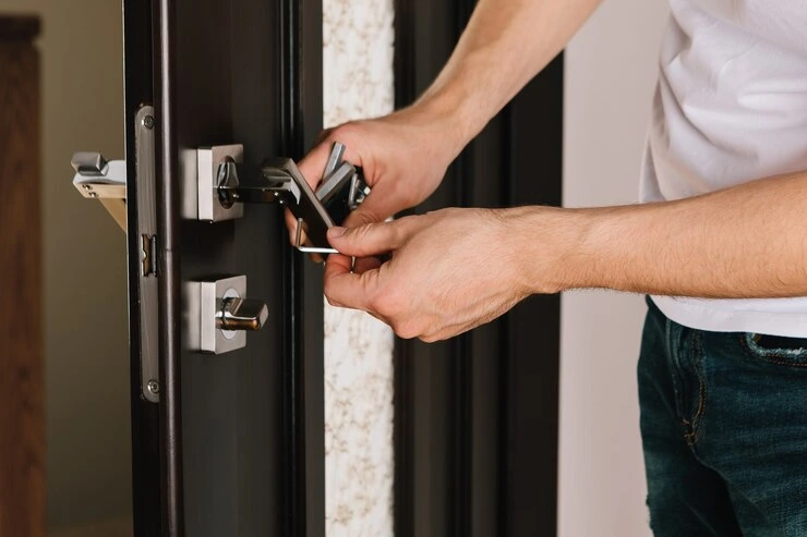 Låsesmed reparerer dørhåndtak
